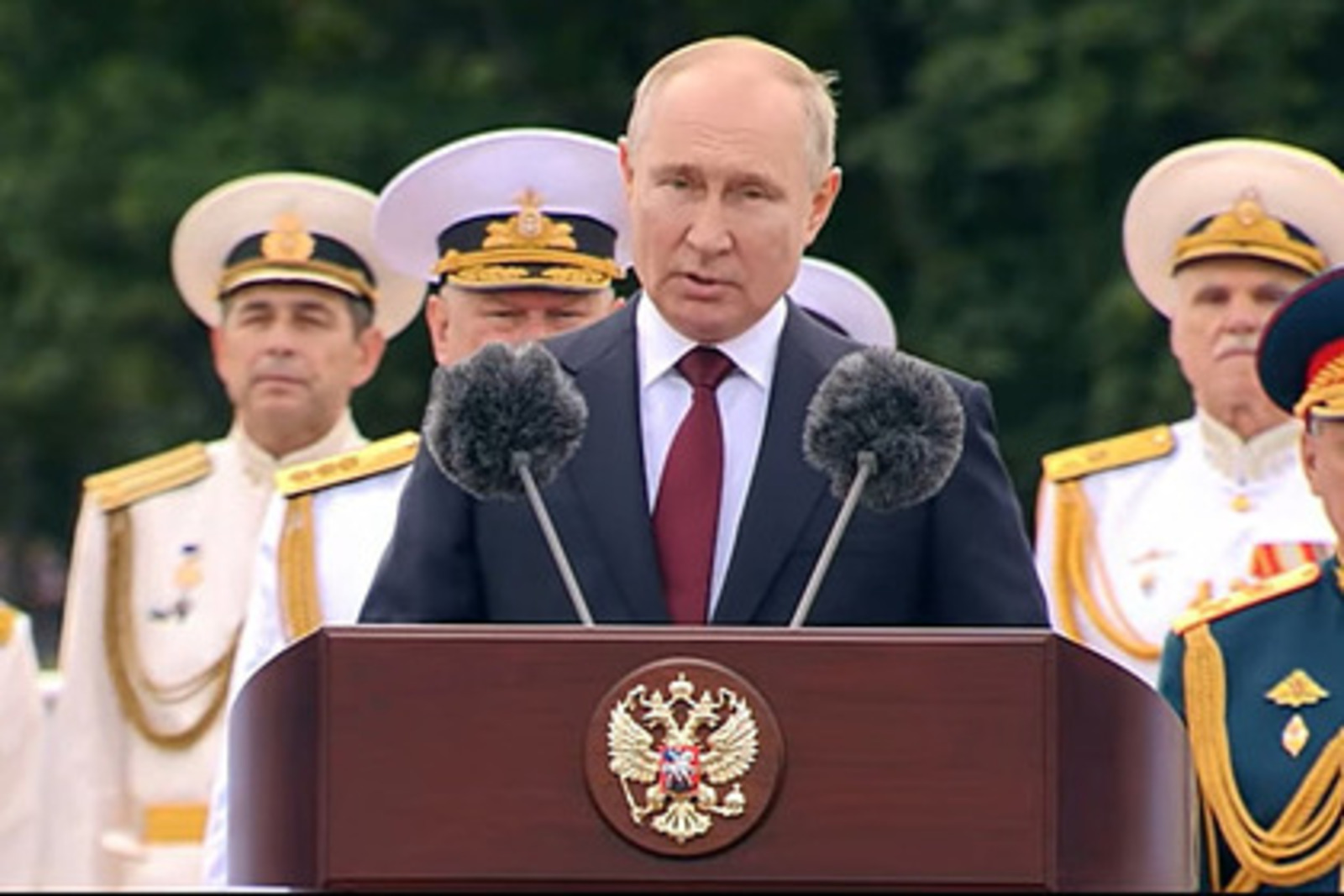 Путин на параде в Петербурге оценил вооружение ВМФ России