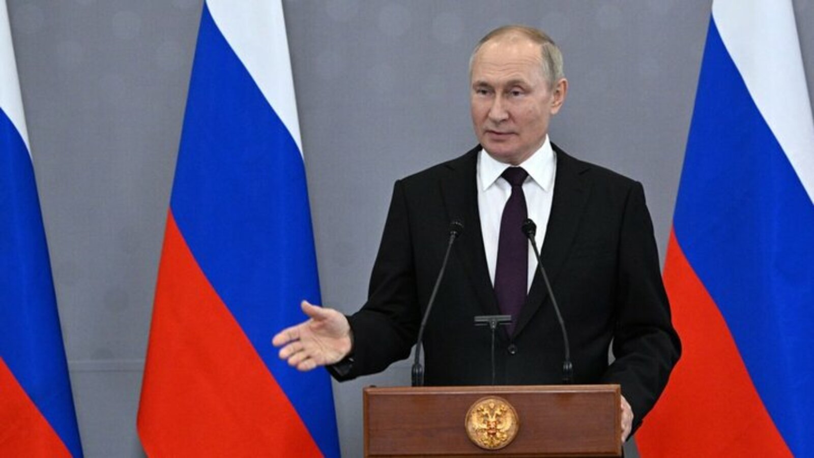 Пенсионеры из-за кредитов превращаются в вечных должников, заявил Путин