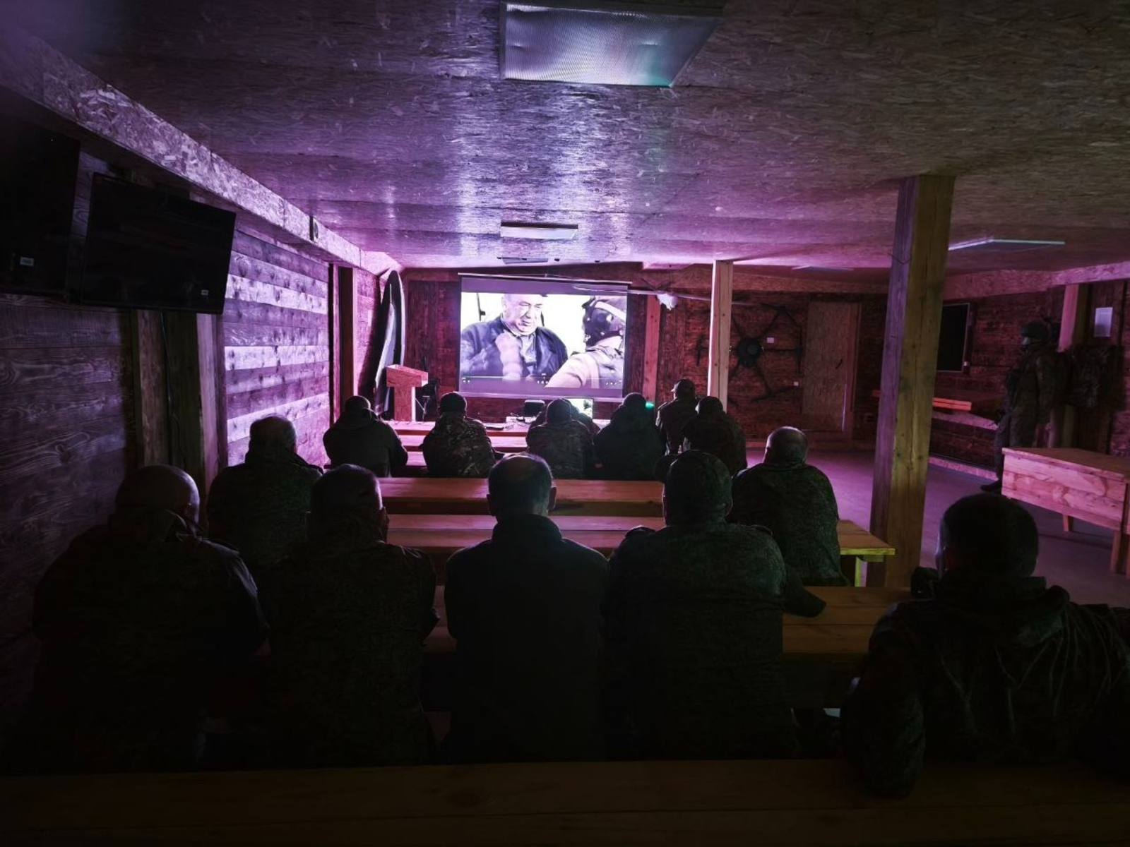 У военнослужащих из Башкирии в зоне СВО появился свой кинозал