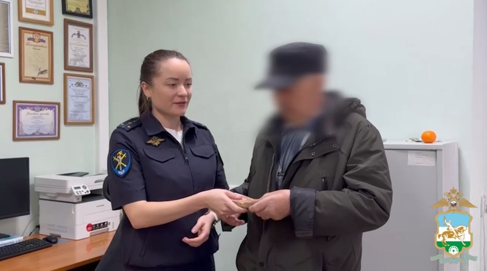 В Башкирии полицейские вернули дедушке украденные мошенниками деньги