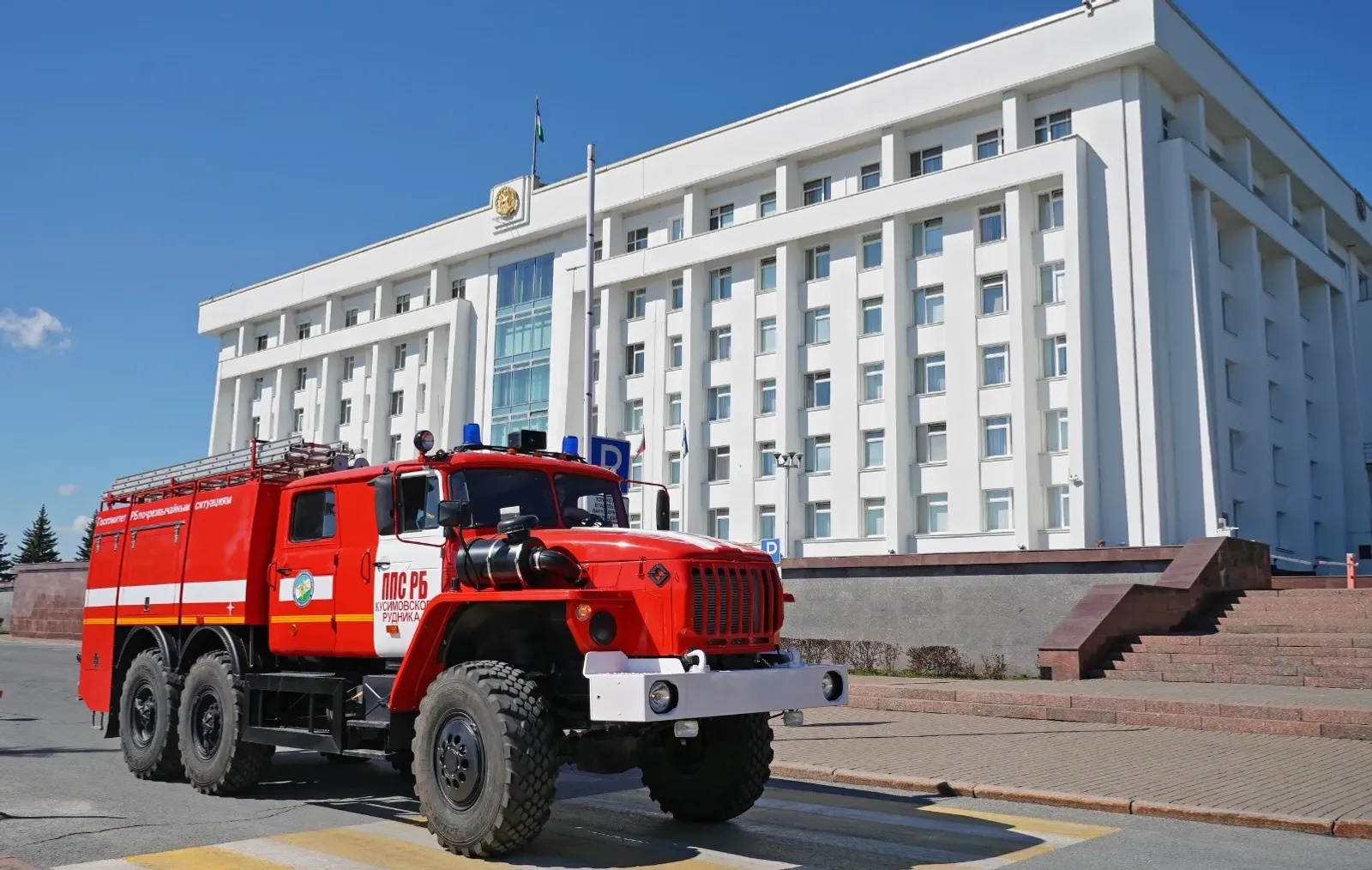 Глава Башкирии поздравил пожарных с праздником