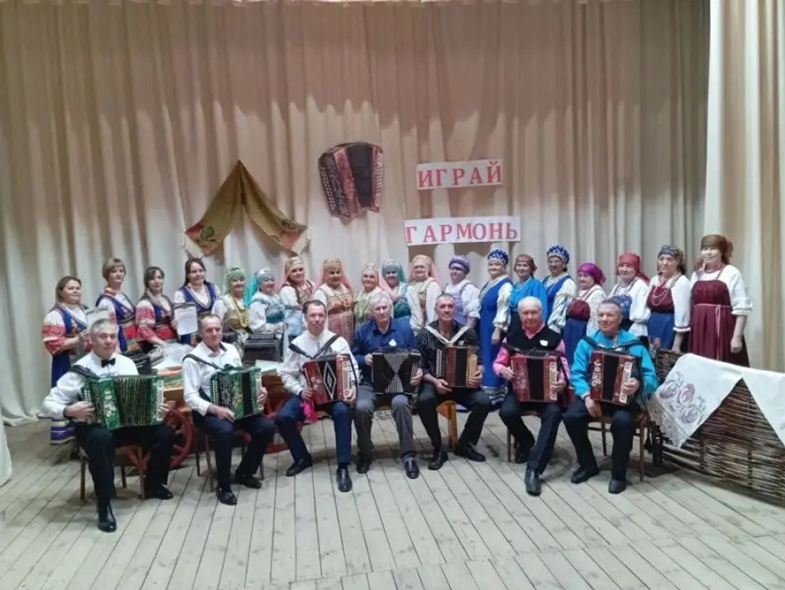 В Искушинском сельском ДК прошёл праздник "Гармонь собирает друзей"