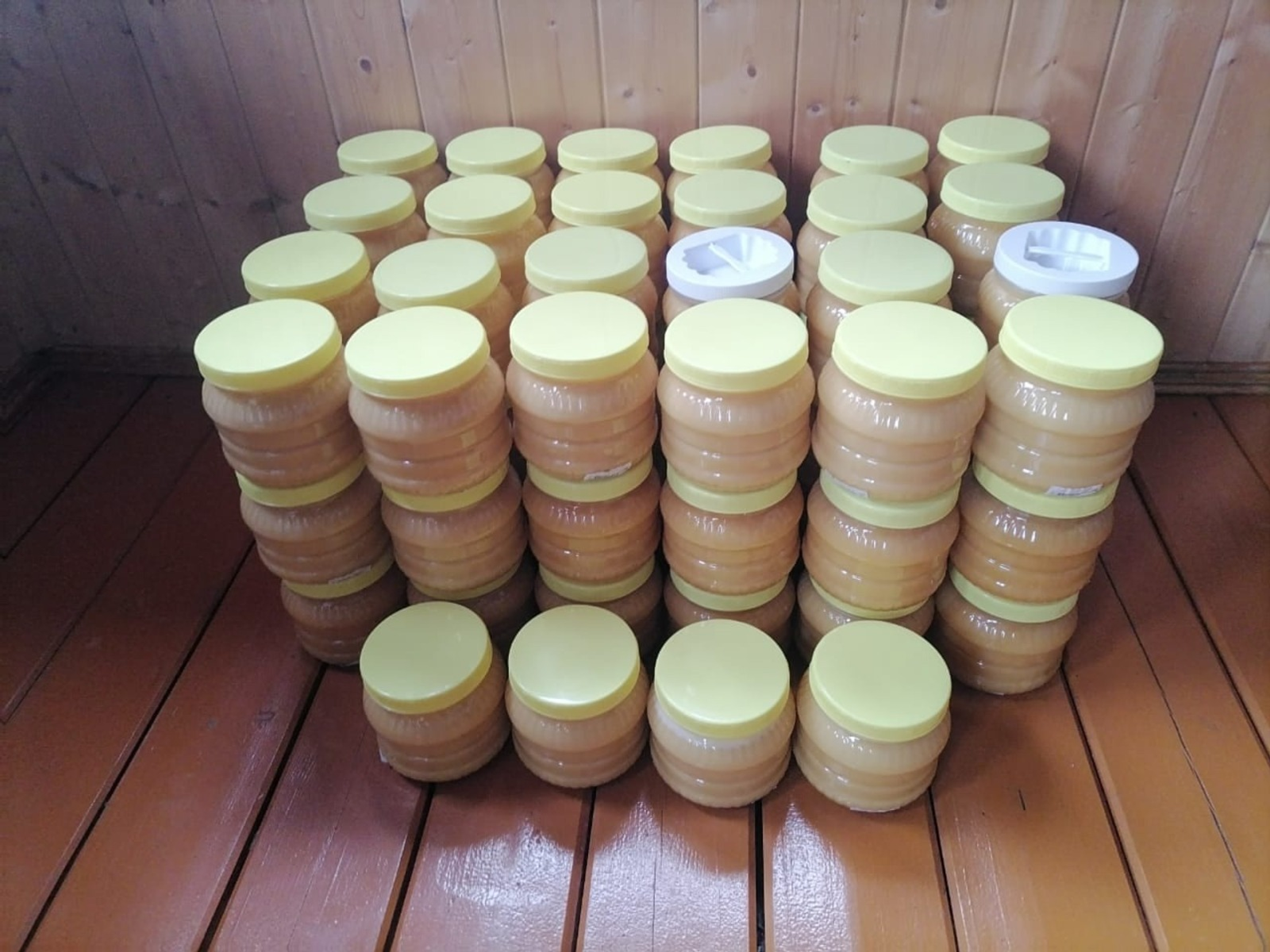 Житель Башкирии отправил в зону СВО 76 банок мёда