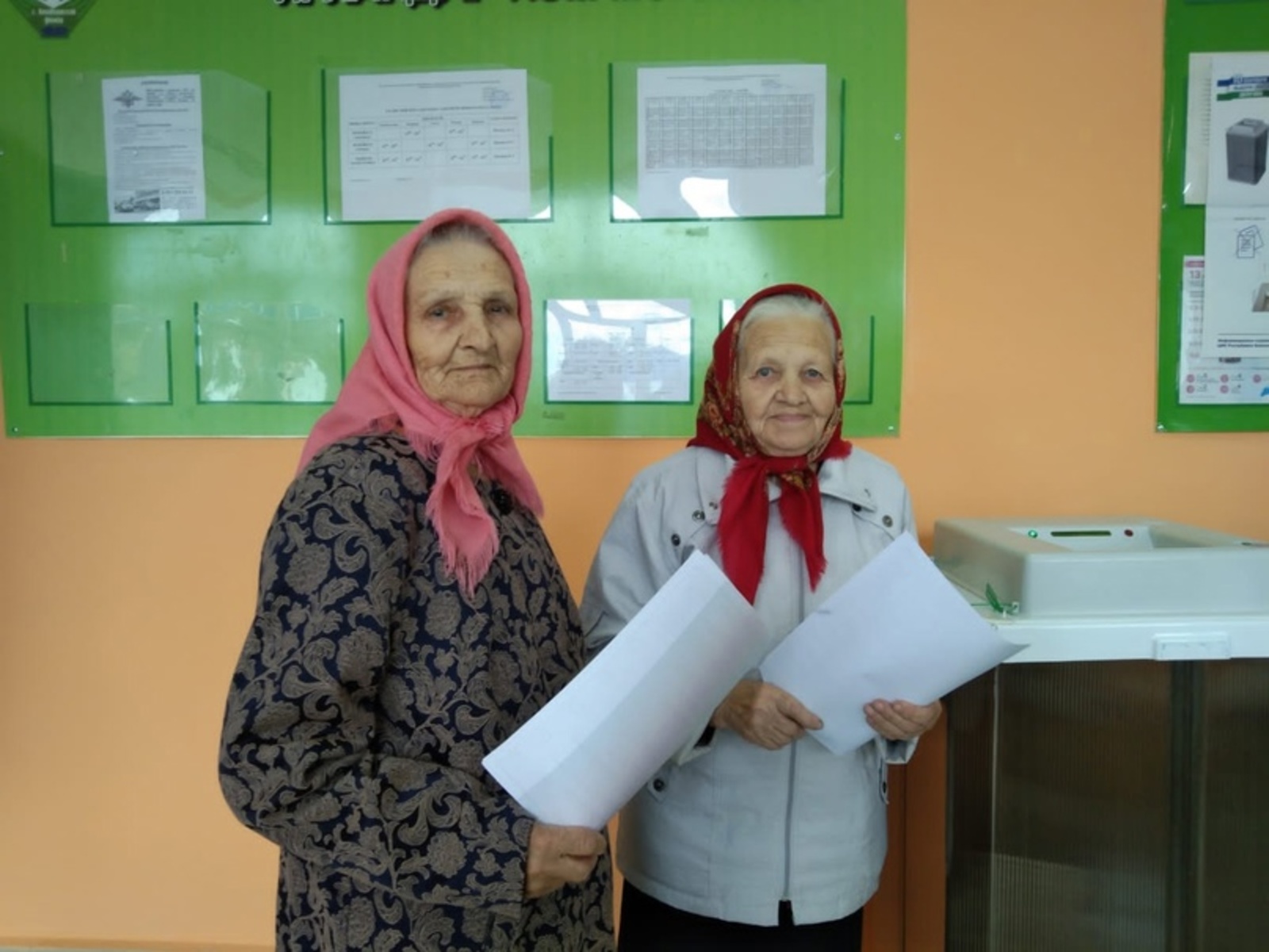Раиса Чепурова и Нина Генералова: "Мы пришли голосовать за хорошую жизнь!".