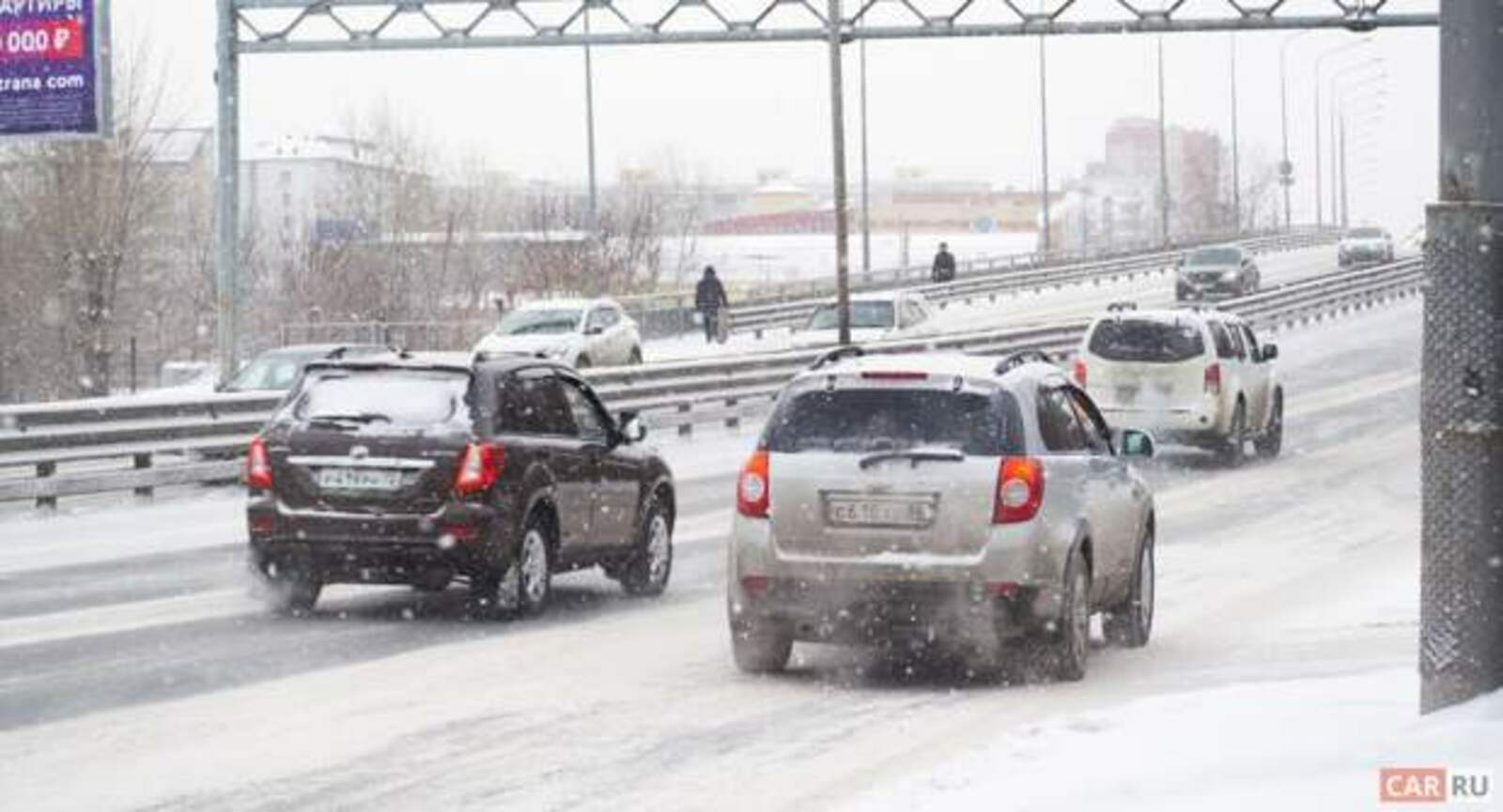 «Нужно ездить медленно и печально». Как не попасть в ДТП, когда на дорогах снежный ад?