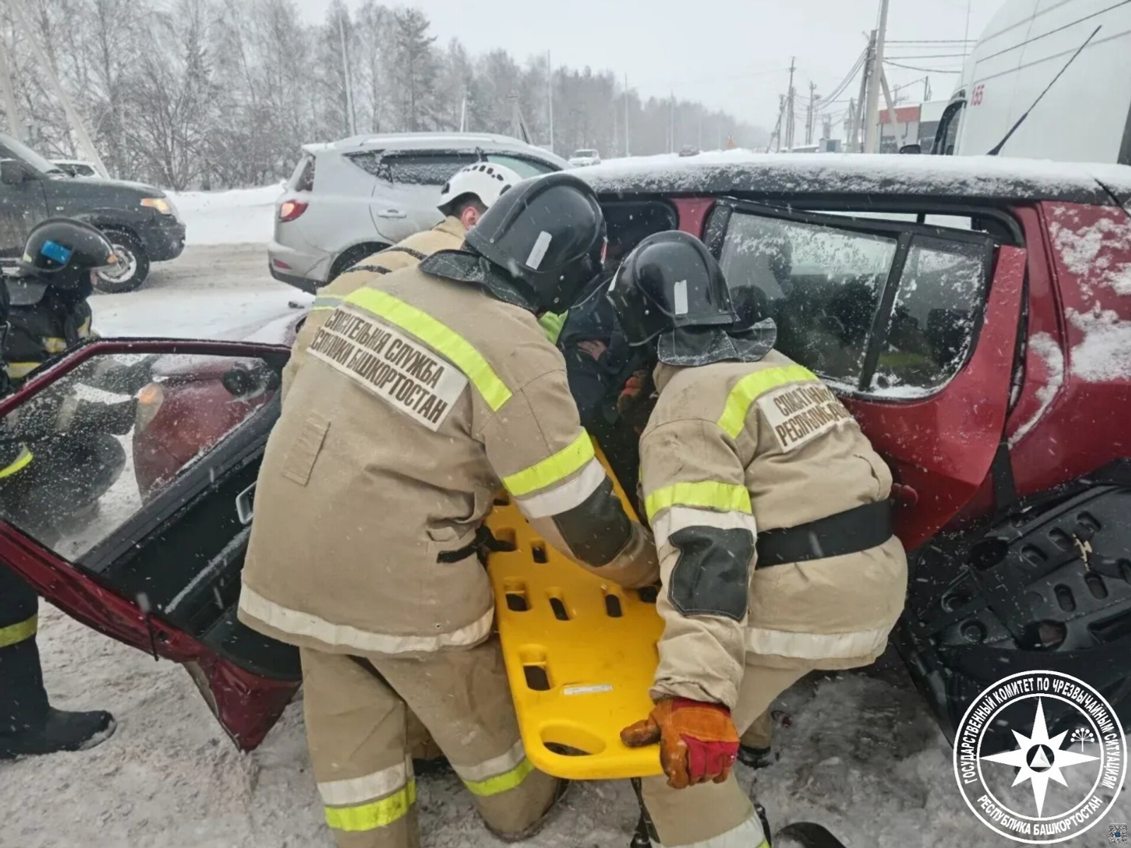 В Башкирии спасатели освободили водителя, зажатого в автомобиле