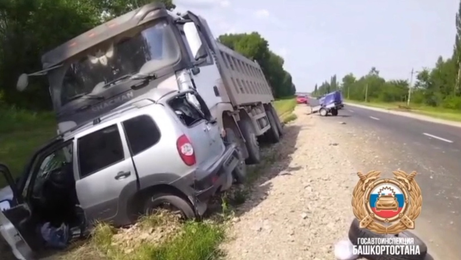 На трассе в Башкирии водитель Chevrolet Niva погиб, врезавшись в фуру