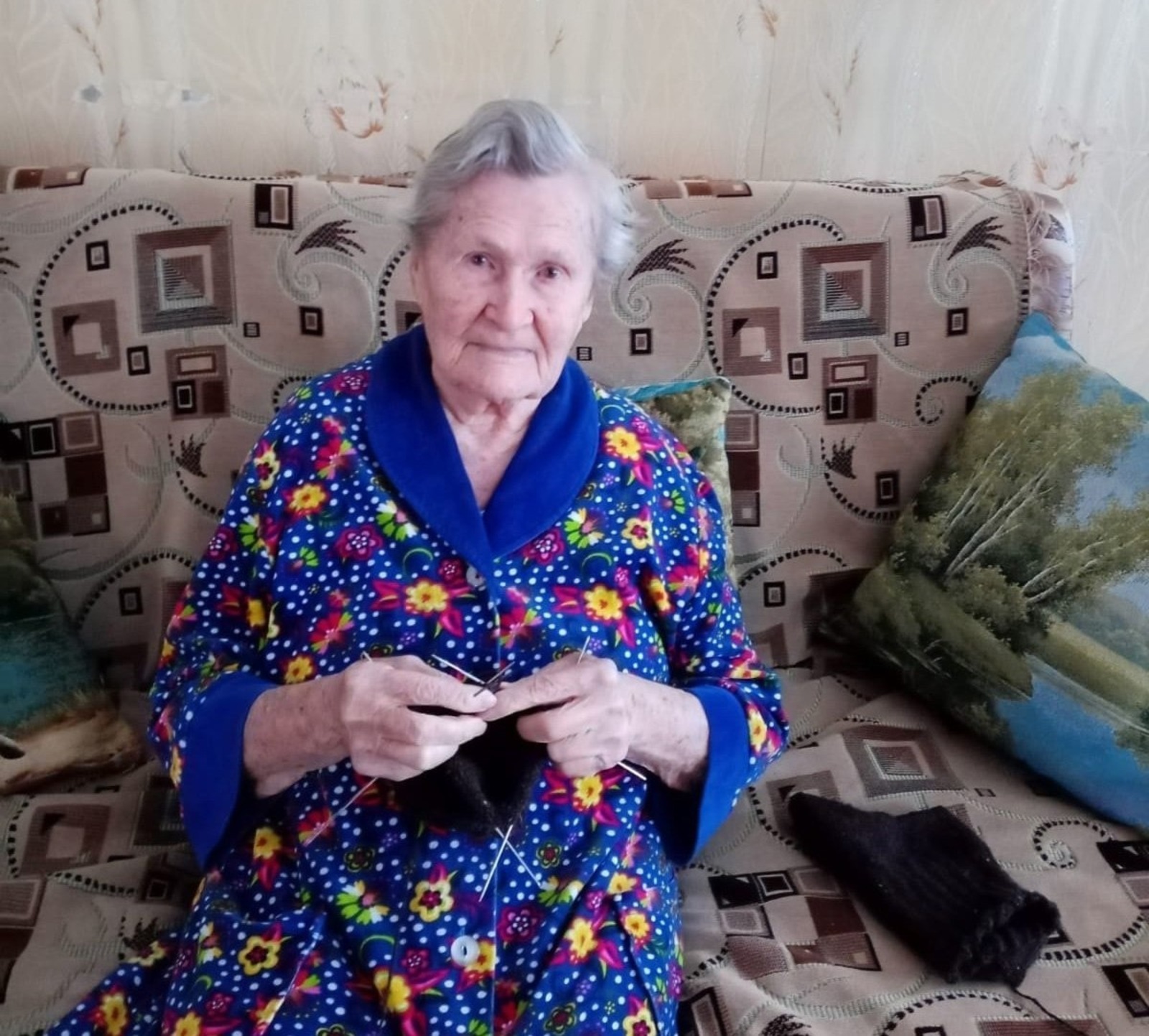 99-летняя жительница Башкирии создает теплые носки для солдат