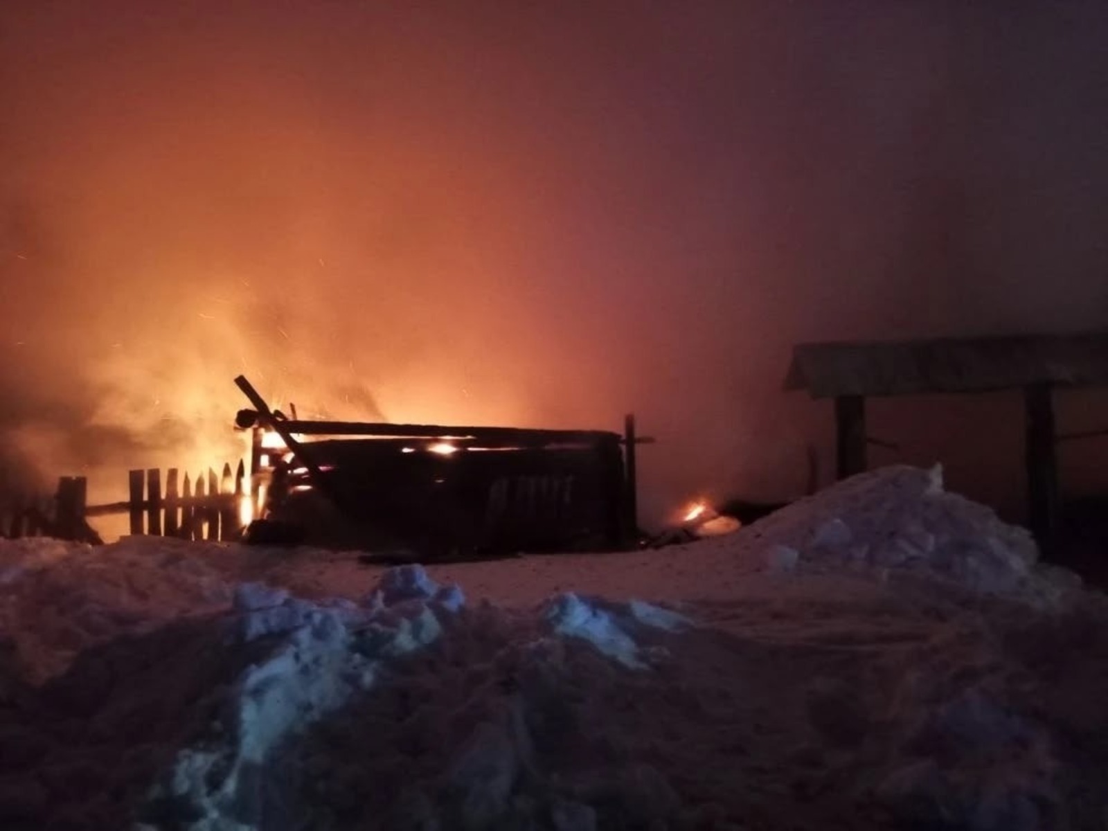 Пожар уничтожил дом и дворовые постройки в селе Емаши Белокатайского района