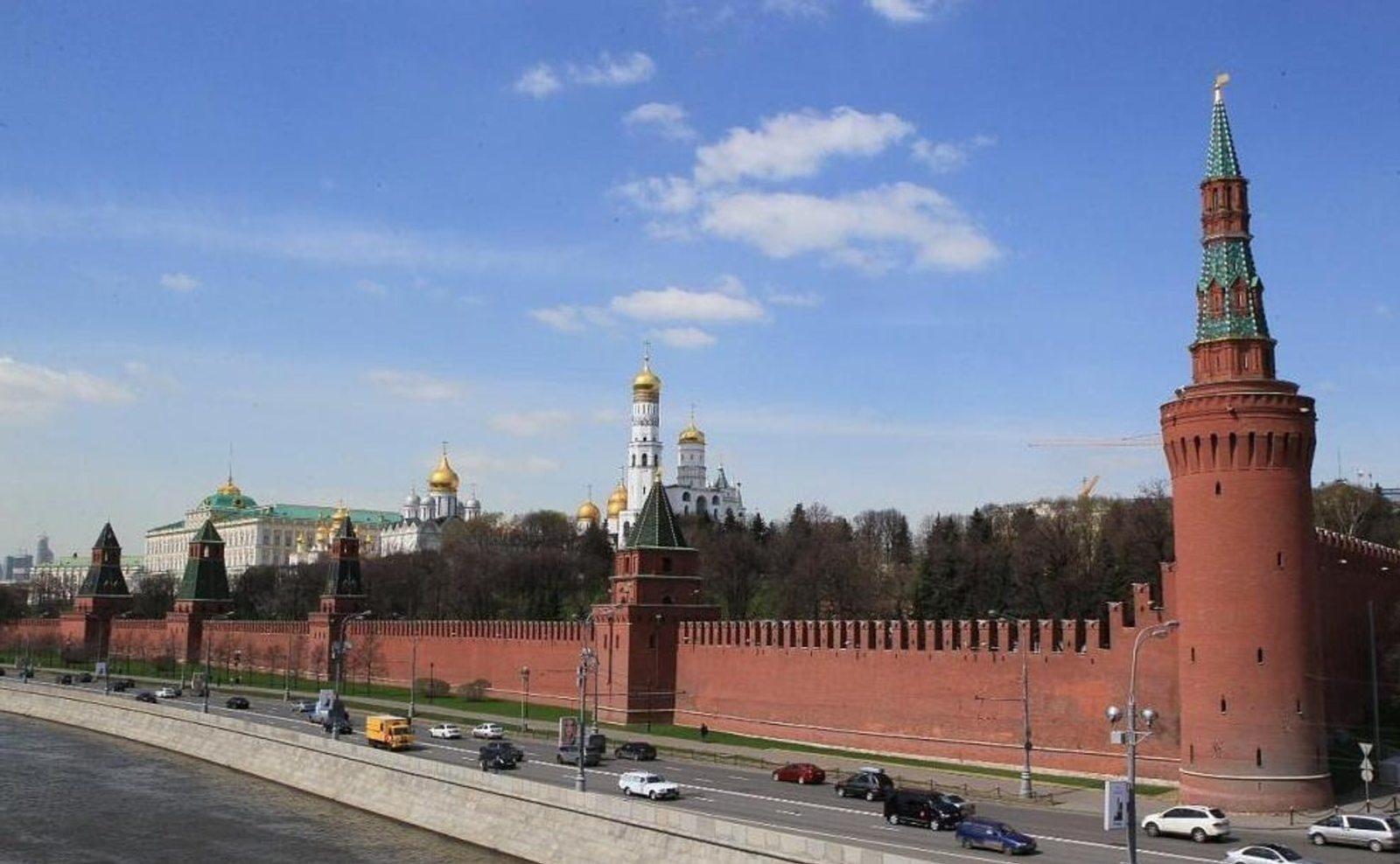 Президент России Путин поздравил Главу Башкирии с Днем Победы