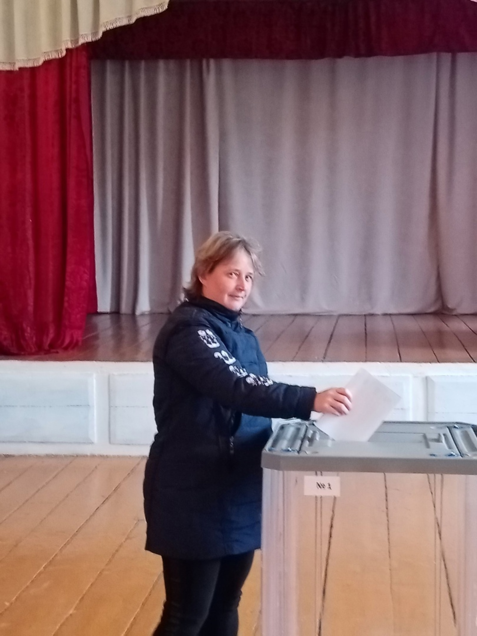 В Соколках очереди не наблюдается на избирательном участке, но жители по-одному, по-двое идут голосовать.