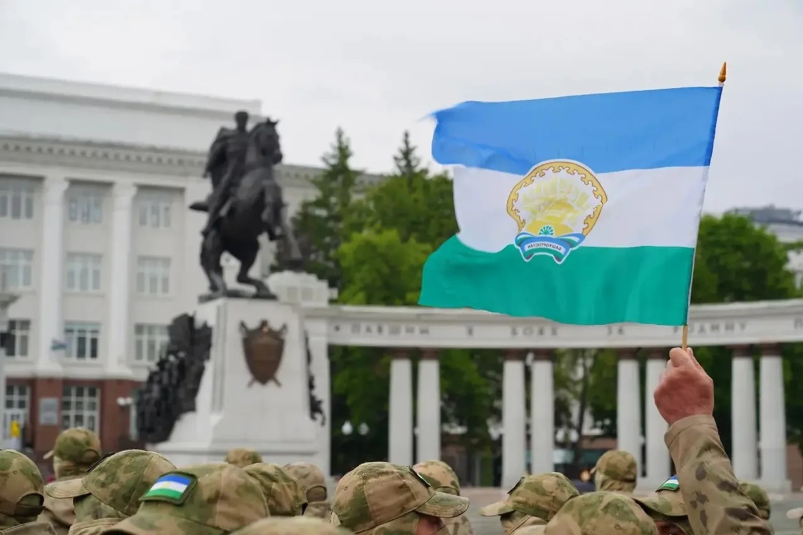 Радий Хабиров поздравил с Днем государственного флага Башкортостана