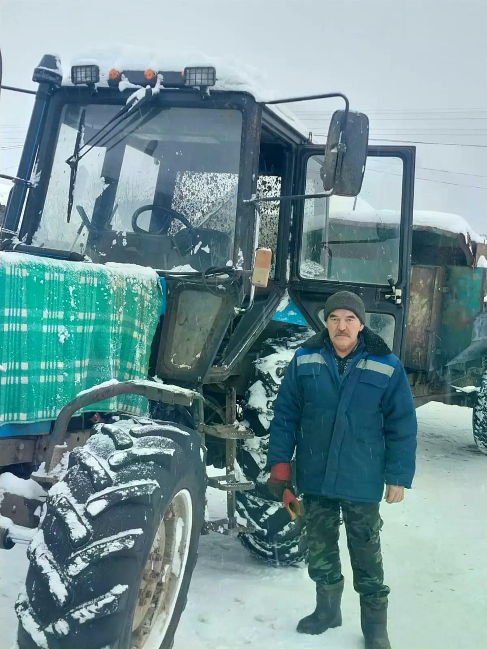 Юмадил Зарипов из Белокатайского района 38 лет работает на тракторе и комбайне