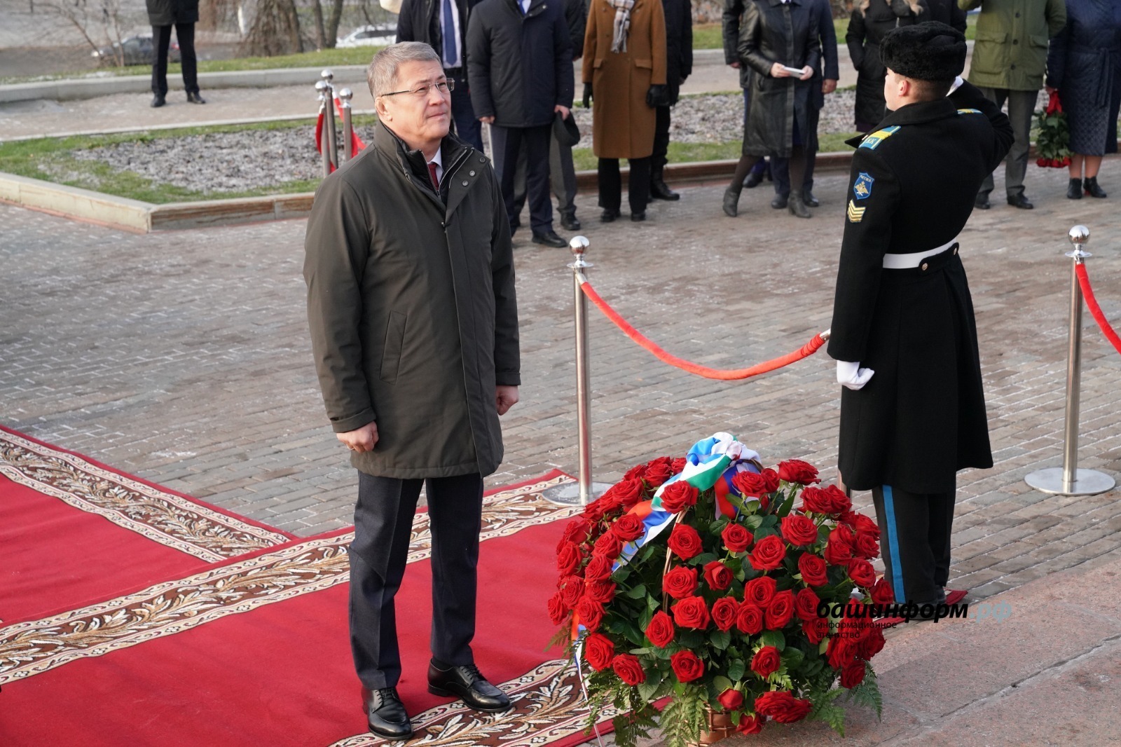 Радий Хабиров возложил цветы к Монументу Дружбы в честь Дня народного единства