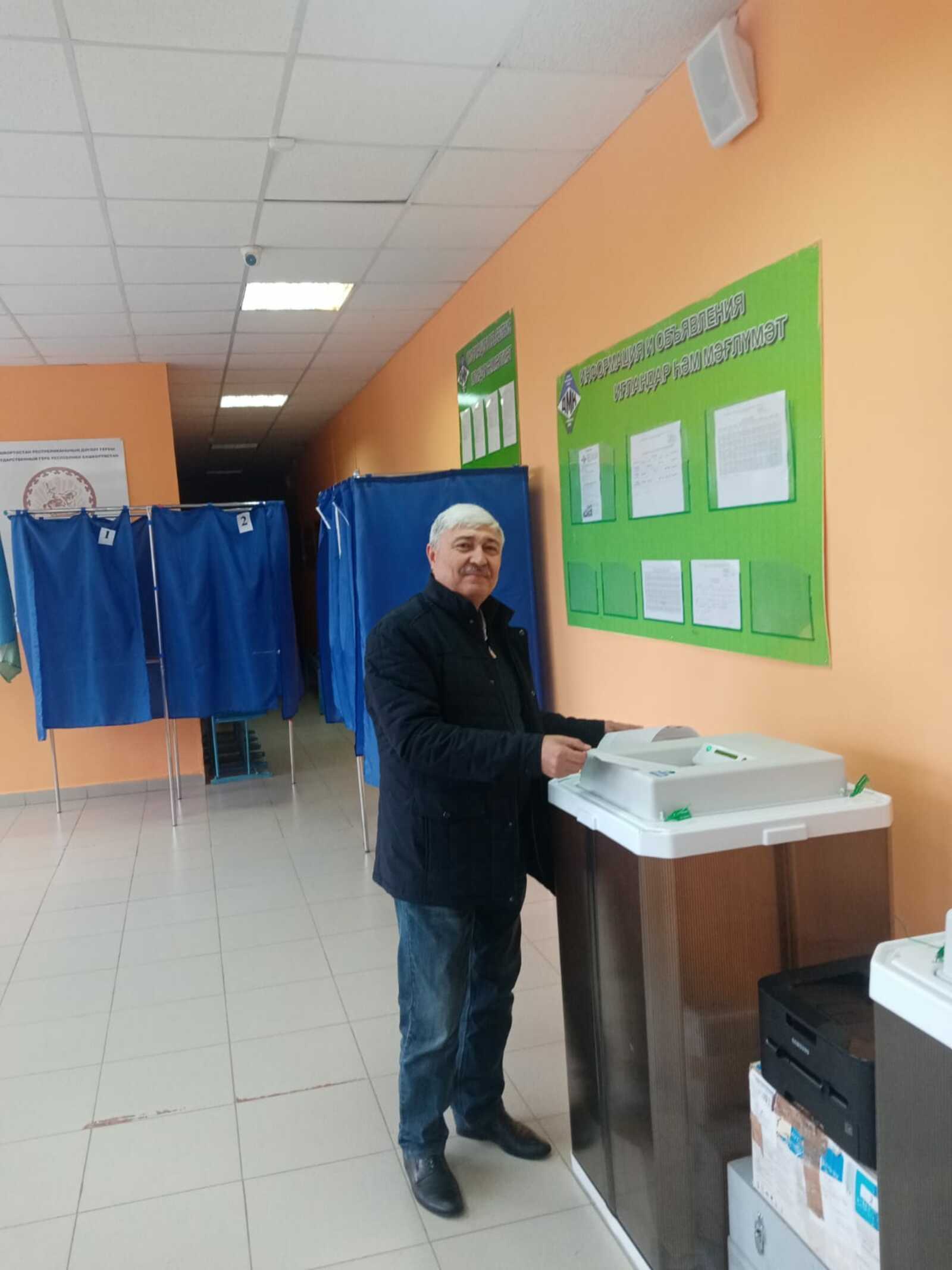 Глава Администрации района проголосовал на своём участке.