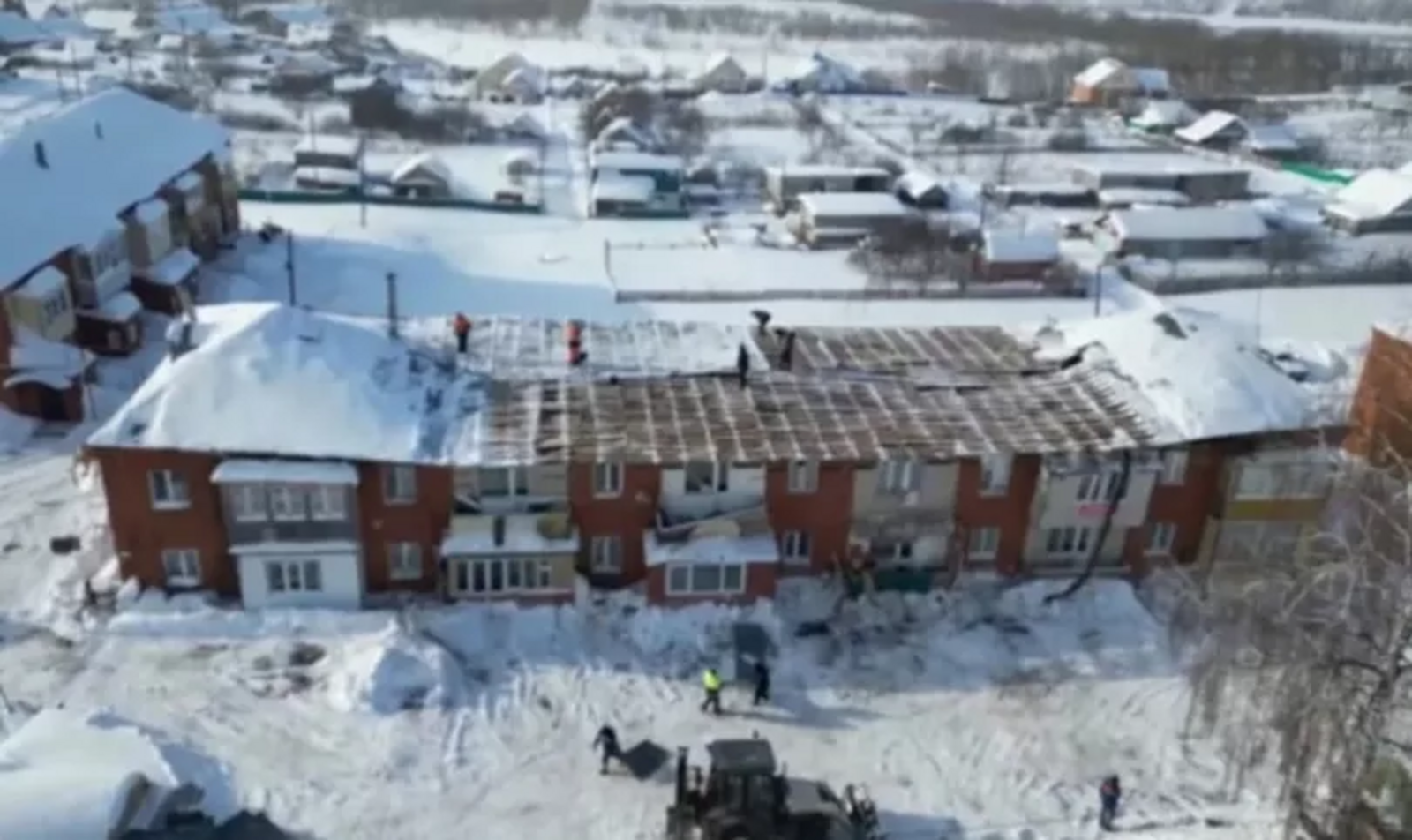 В Башкирии из-за снега обрушилась кровля многоквартирного дома