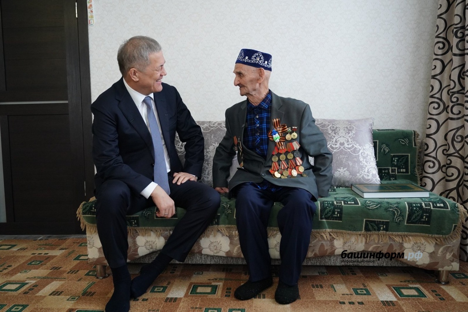 В селе Башкирии Радий Хабиров посетил ветерана Великой Отечественной