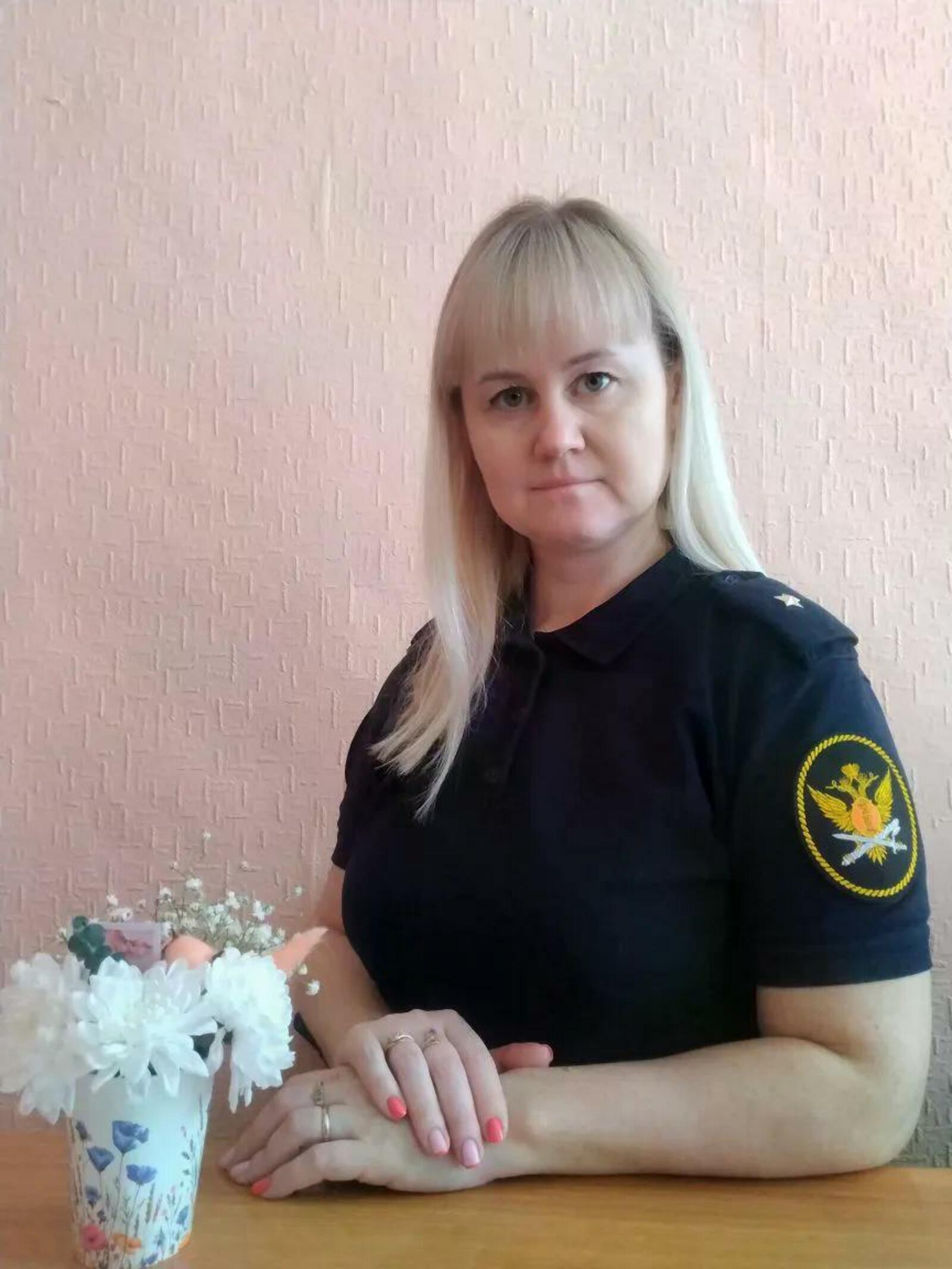 Наставляет осуждённых на путь истинный